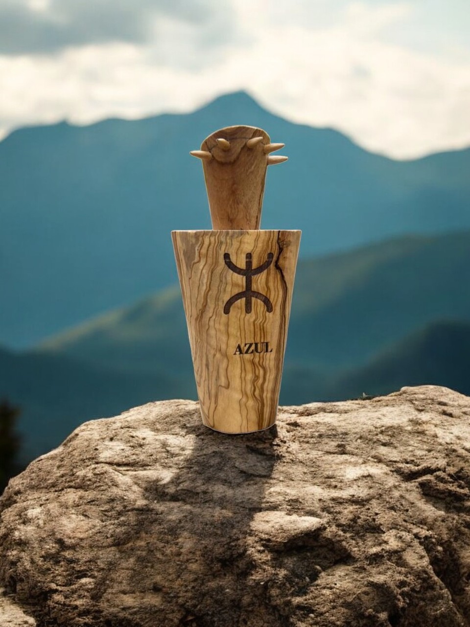 Parfum Azul Amazigh sur une montagne